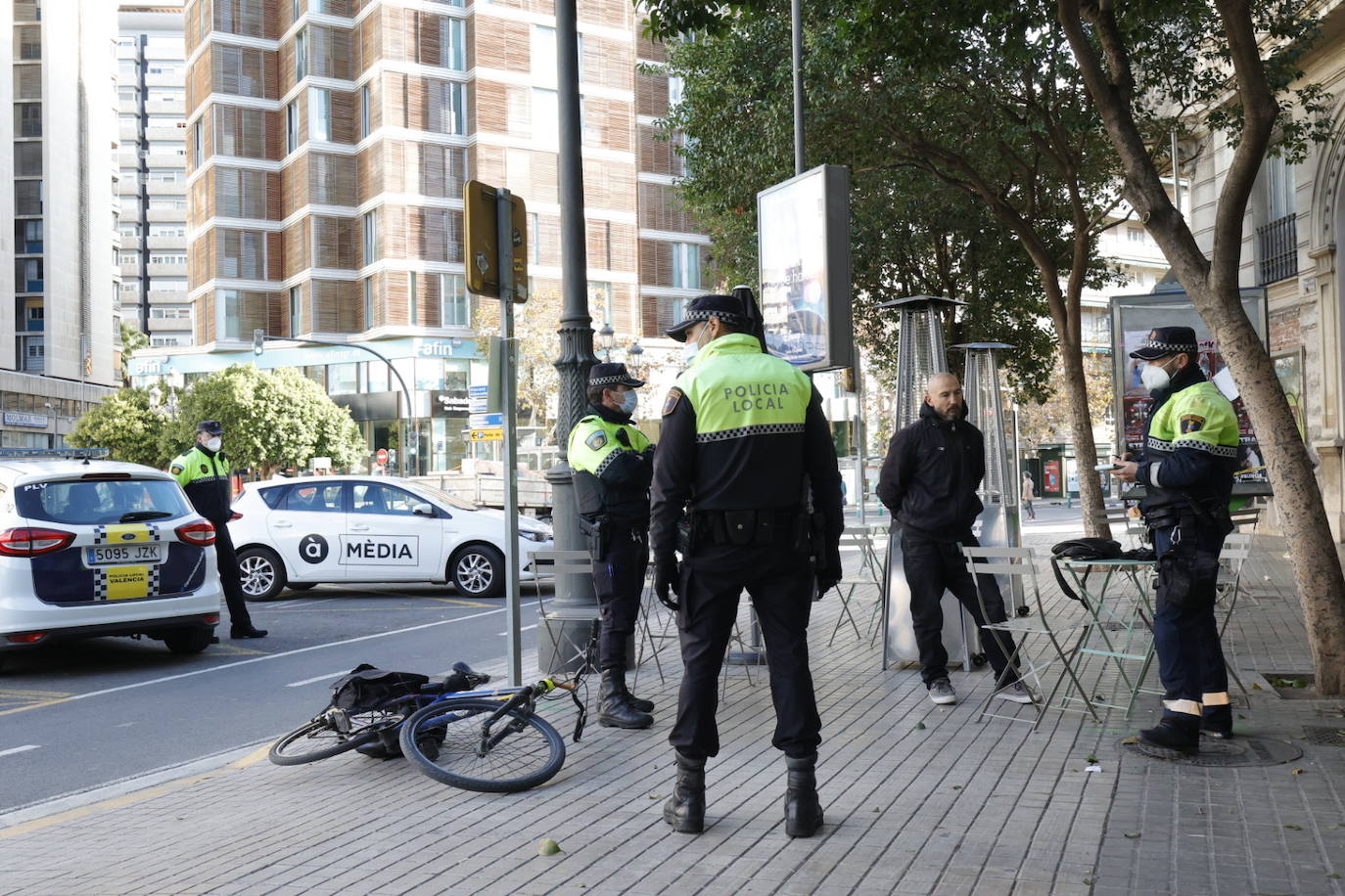 La Policía Local comienza una campaña para sancionar con multas de entre 60 y 1.000 euros a conductores de bicis y patinetes en Valencia