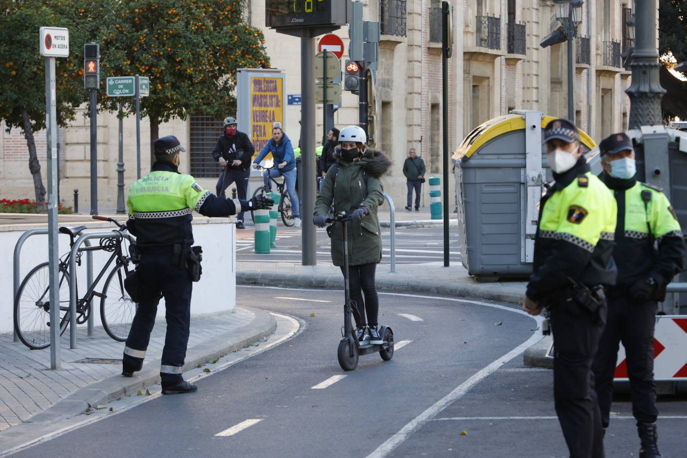 La Policía Local comienza una campaña para sancionar con multas de entre 60 y 1.000 euros a conductores de bicis y patinetes en Valencia