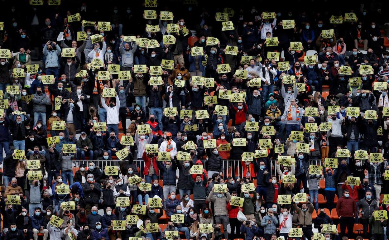 La afición del Valencia protesta de forma masiva contra Lim el pasado sábado en Mestalla. 