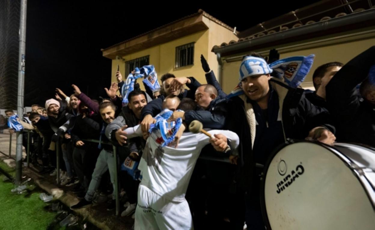 La afición del Utrillas celebra un gol con uno de sus jugadores. ANTONIO GARCÍA/ DIARIO DE TERUEL
