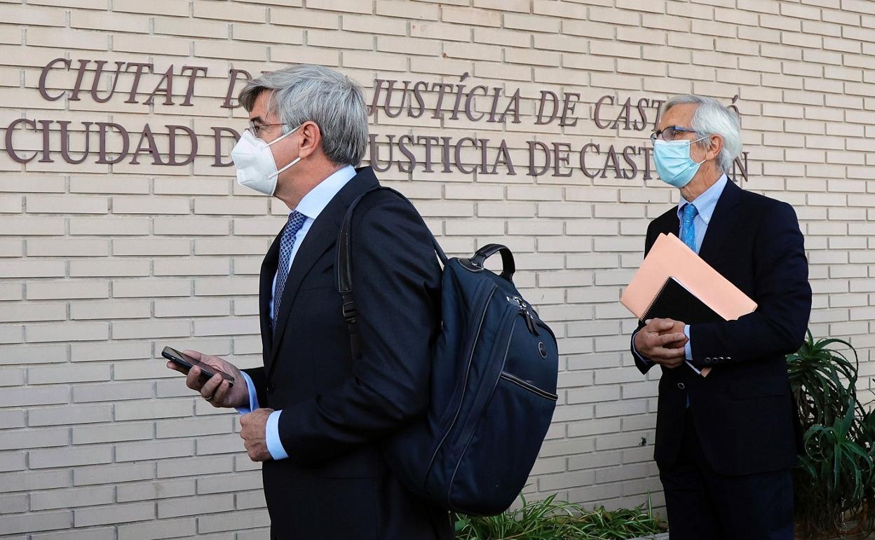 Recaredo del Potro y José Luis Martínez a su llegada a la Audiencia Provincial de Castellón en el inicio del juicio. 