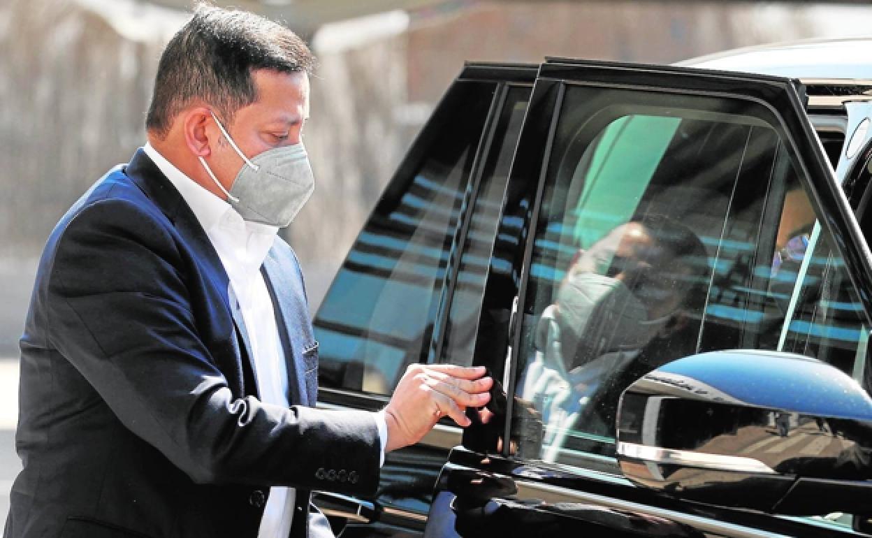 El presidente del Valencia entrando a su vehículo