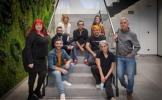 Velasco, de pie, junto a su equipo de Cesida. 