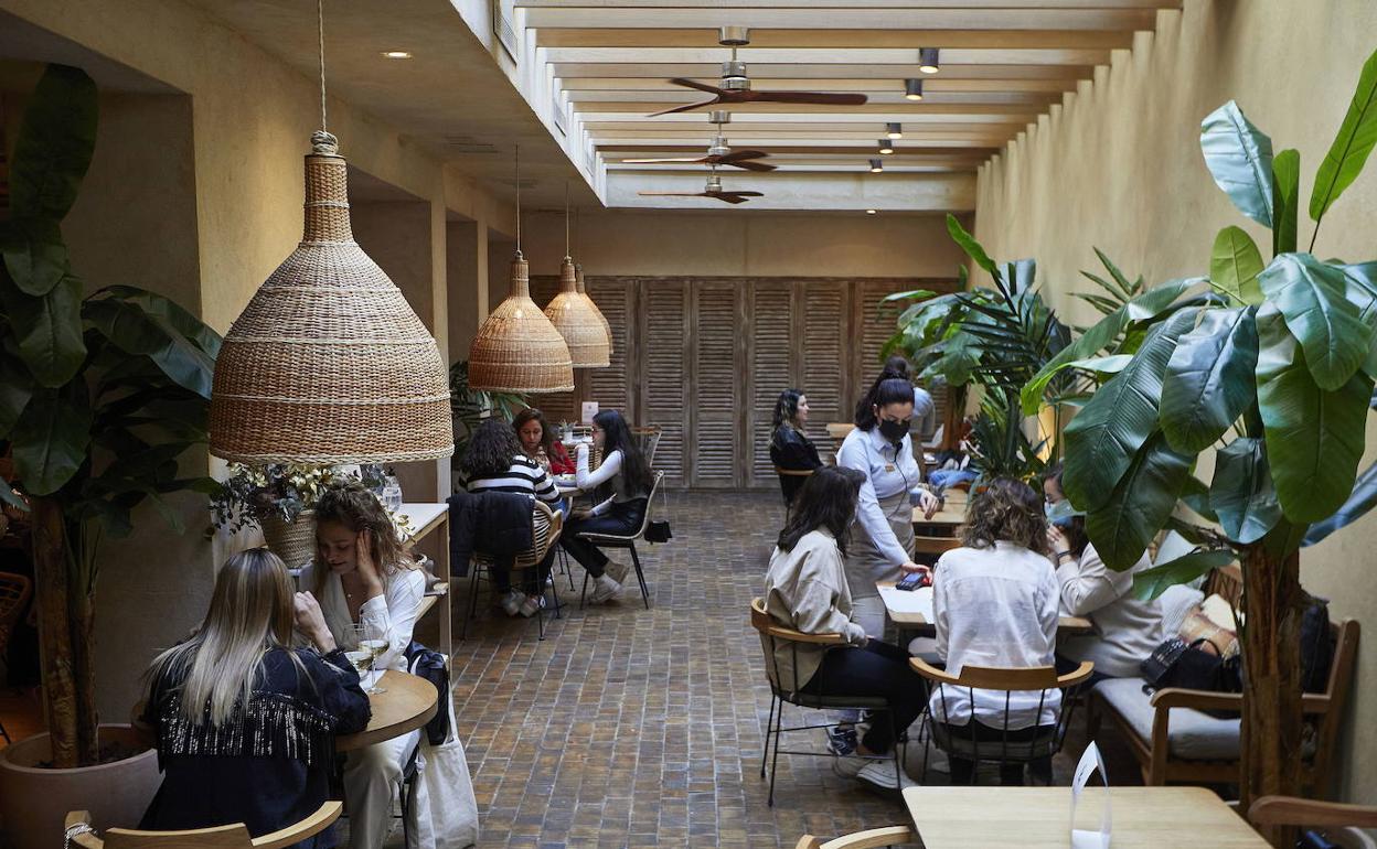 Clientes en el interior de un local de restauración en Valencia. 