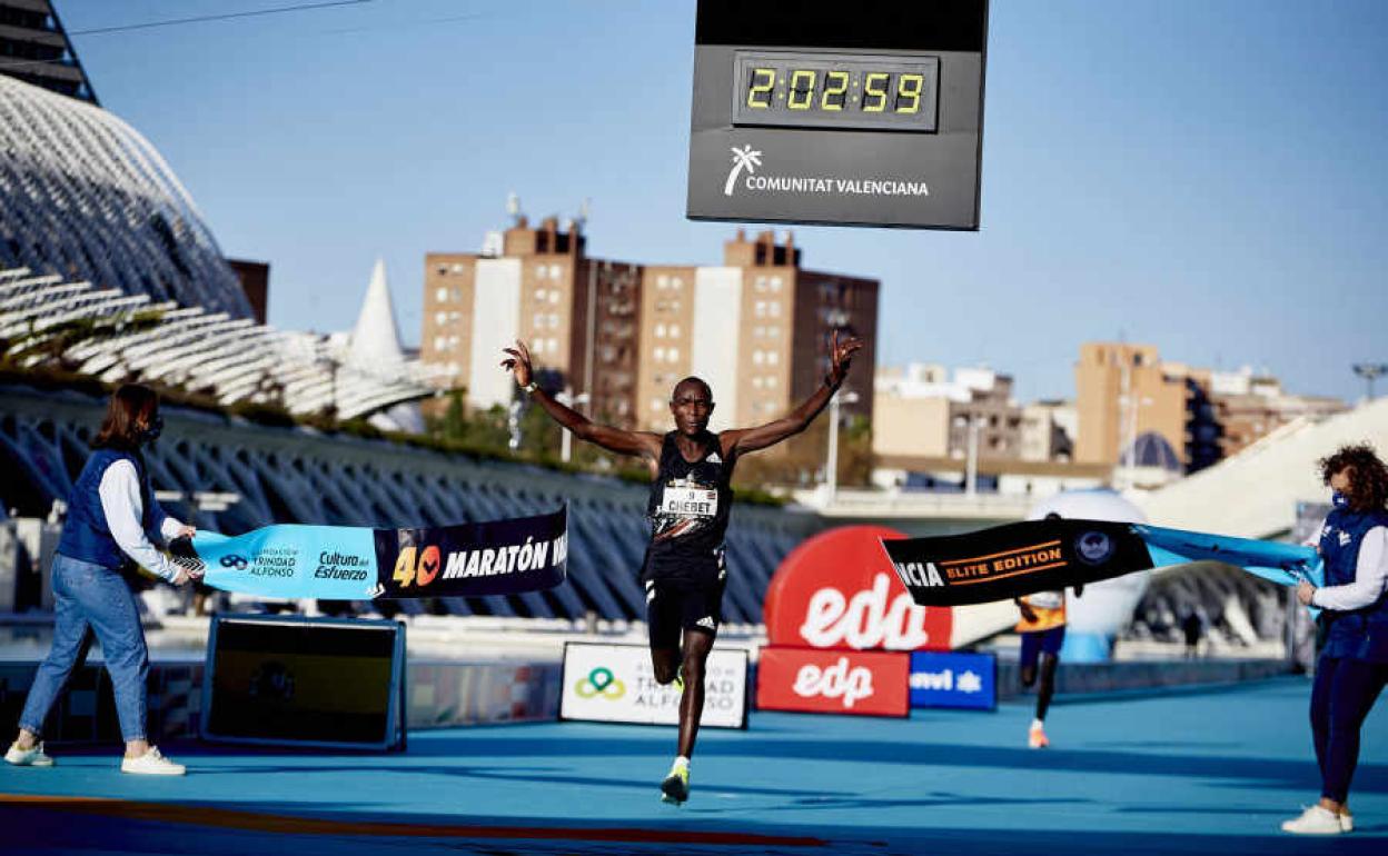 Evans Chebet consigue el mejor tiempo hasta la fecha en el Maratón de Valencia.