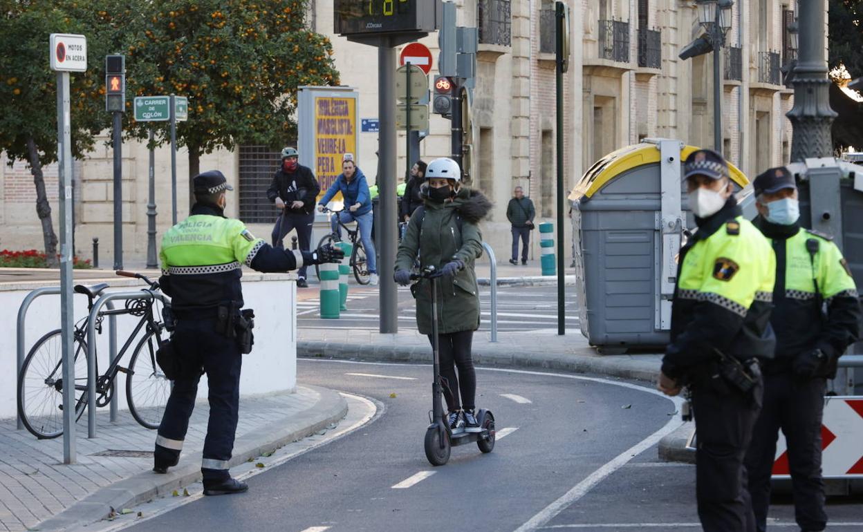 Control de la Policía Local de Valencia a conductores de patinetes, en el primer día de sanciones. 