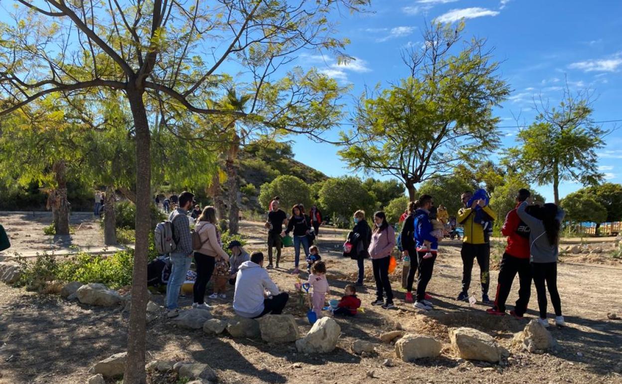 Las familias vileras pudieron plantar sus nuevos ejemplares en el Bol Nou