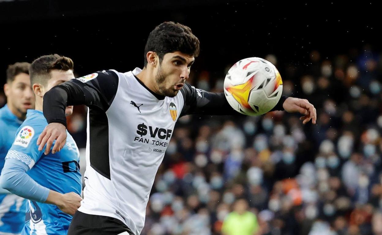 Guedes, durante el partido contra el Rayo en Mestalla. 