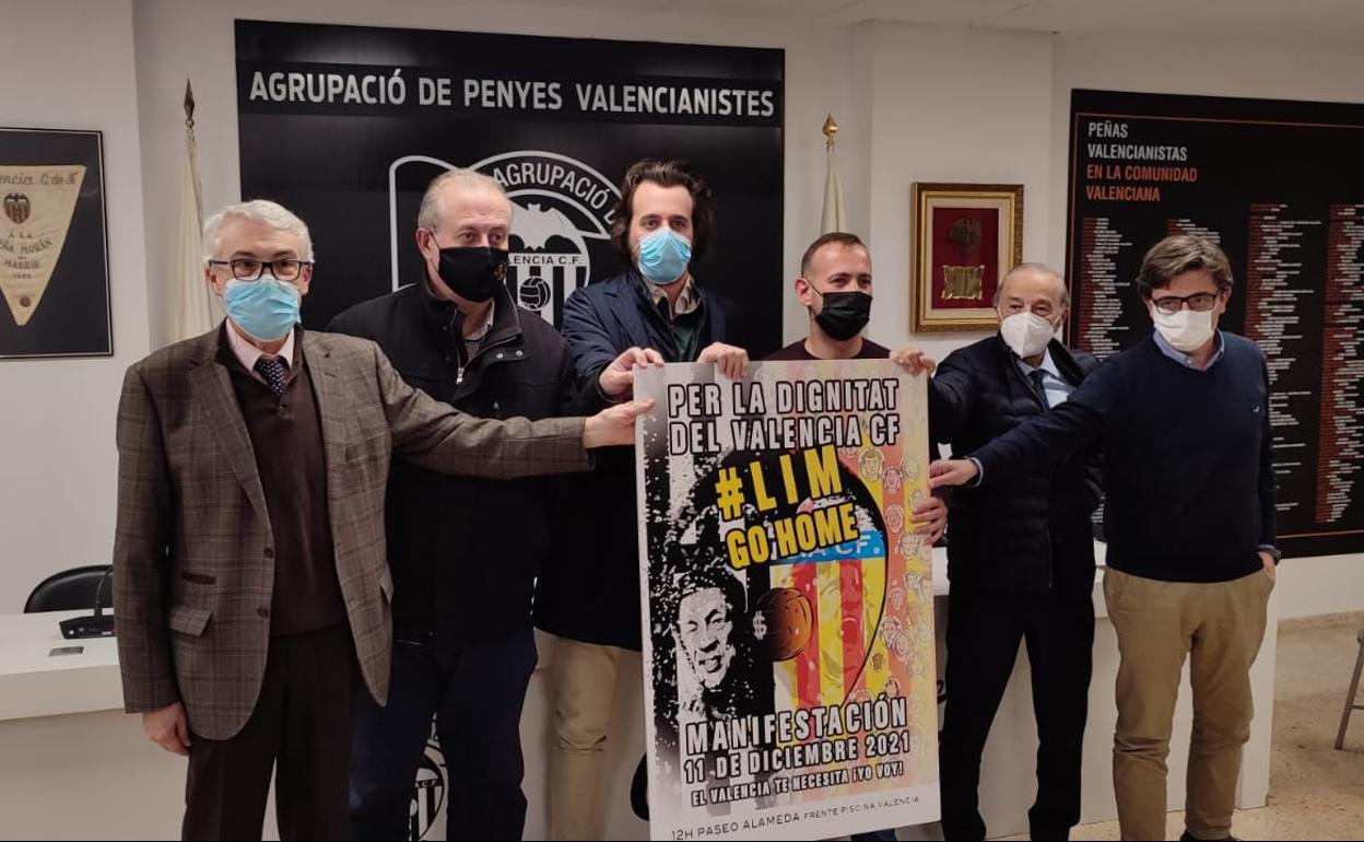 Los representantes de las agrupaciones posan con el cartel de la manifestación