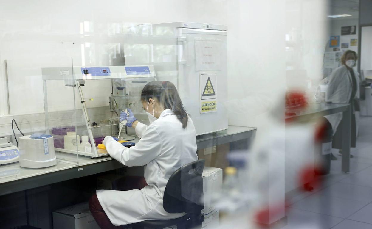 Análisis de aguas residuales en un laboratorio.