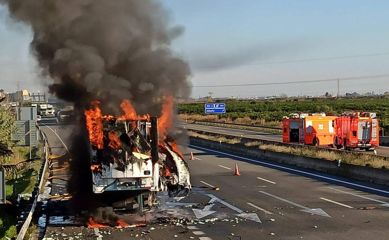 Las llamas consumen el camión en la A-7. 