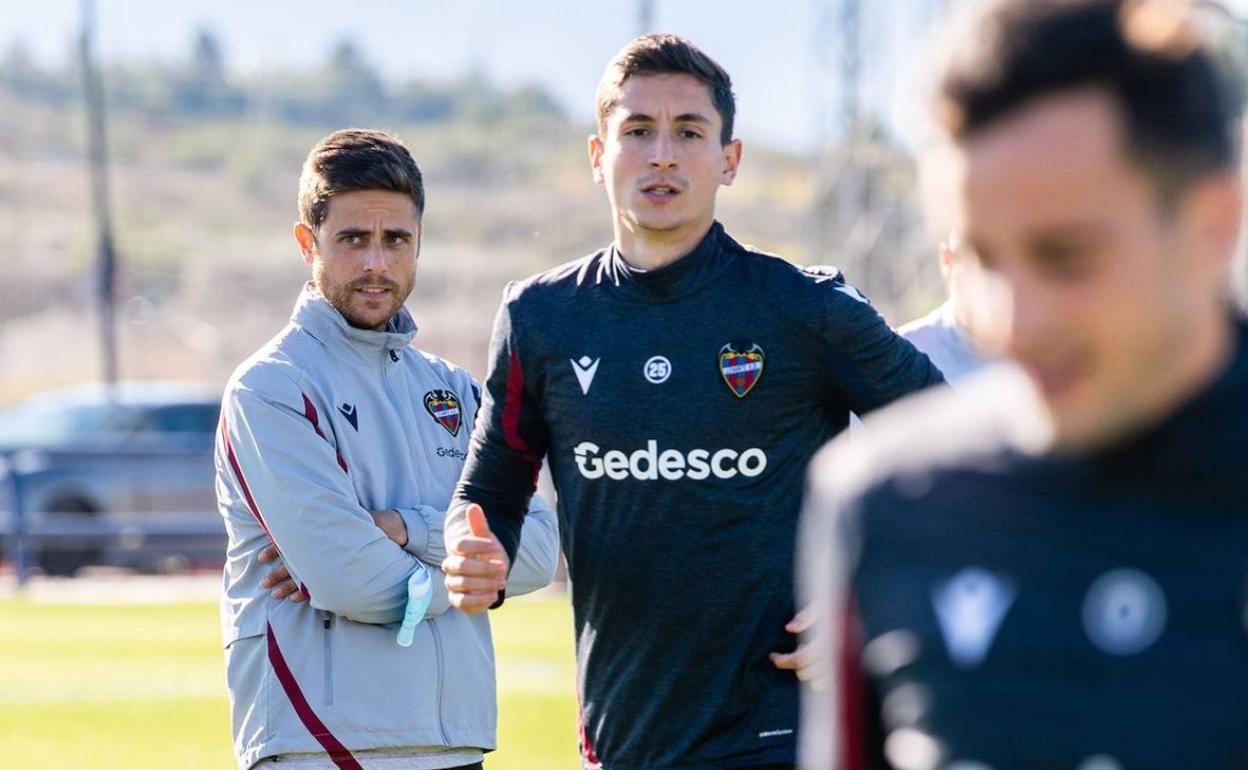 Alessio Lisci, atento durante el entrenamiento de ayer.