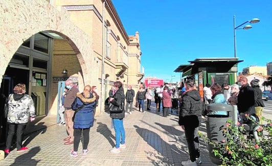 Varias personas esperan su turno a las puertas del centro de salud de Serrería, ayer.