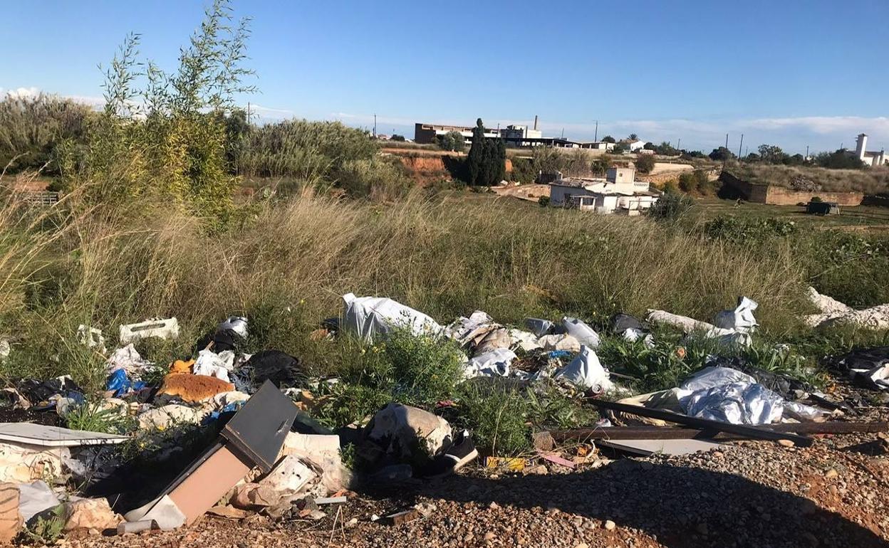 Empresarios de Torrent piden la limpieza del barranco de Chiva