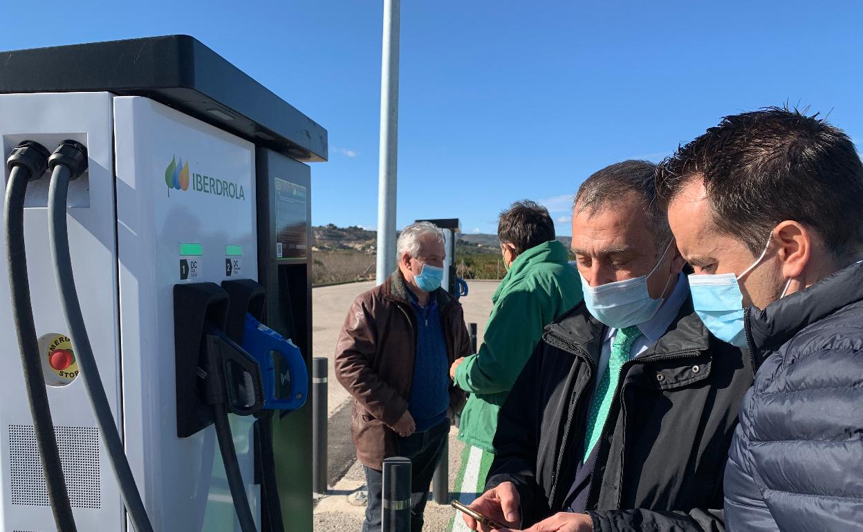 Visita al recinto para coches eléctricos. 