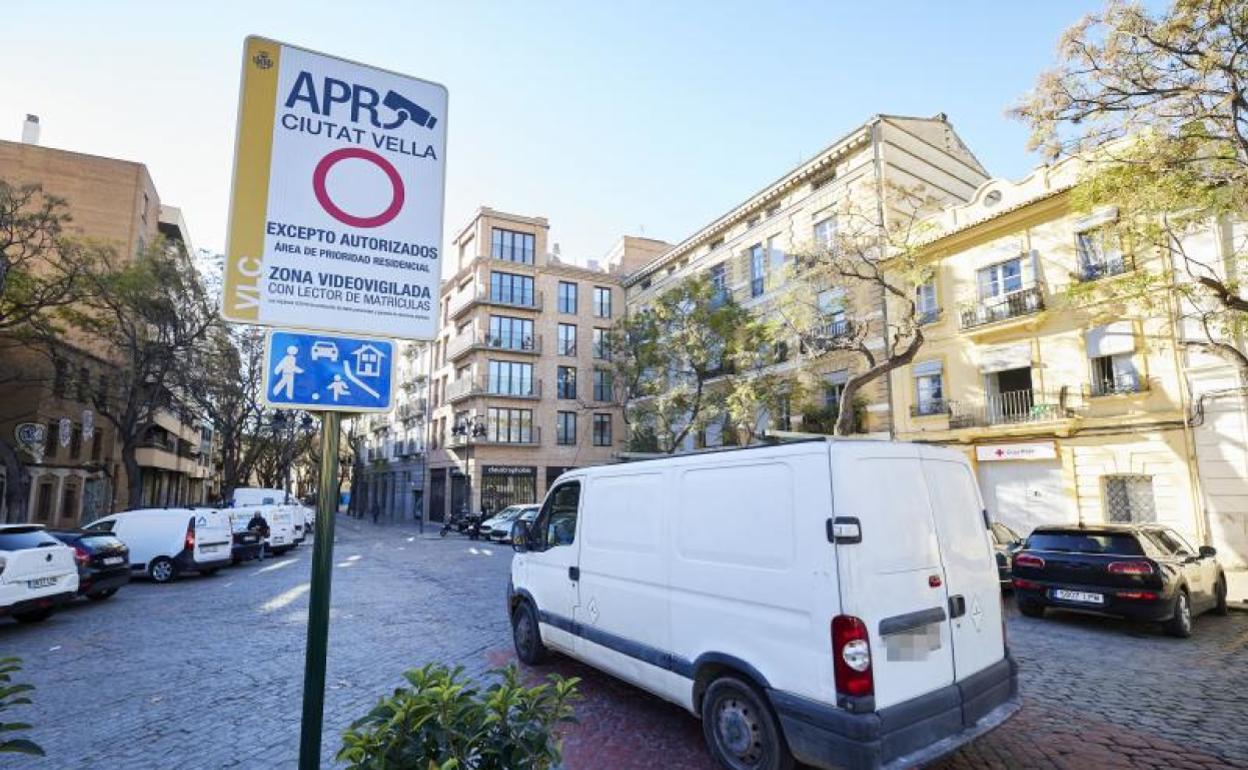 Una furgoneta accede a la APR de Ciutat Vella, ayer.