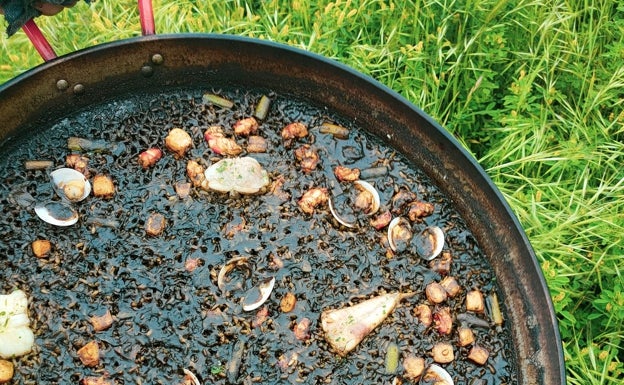 Imagen principal - Arriba, arroz negro de rape con almejas de la arrocería Cala Queralt. Abajo a la izquierda, arroz de marisco con gamba rayada. Abajo a la derecha, ensalada del restaurante hecha con tomates de la cercana Marjal de Almardá 