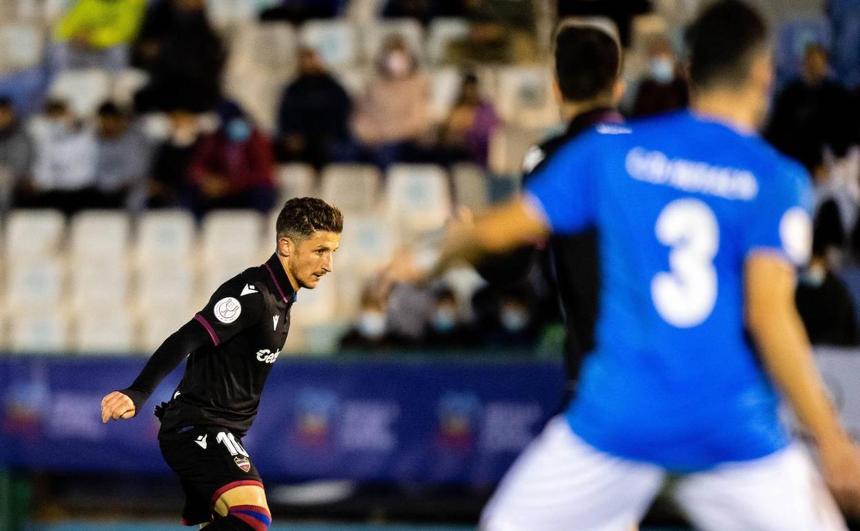 Enis Bardhi, durante el partido ante el Huracán Melilla