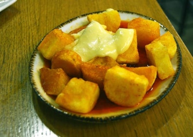 Imagen secundaria 1 - Montadito de solomillo ibérico, bravas y torrija con helado de vainilla.