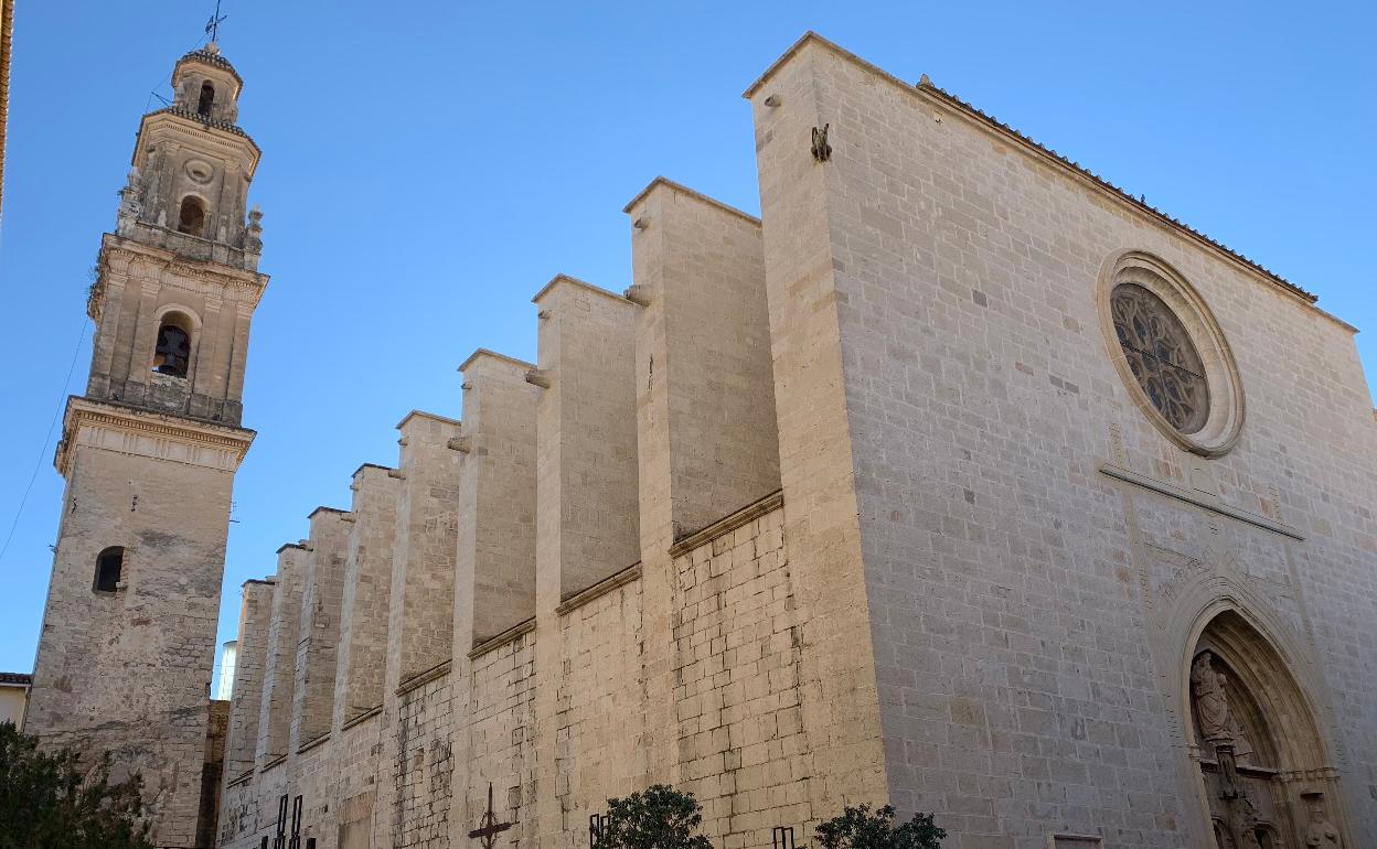 Torre de la Colegiata de Gandia, contrafuertes y fachada de la puerta de los Apóstoles. 