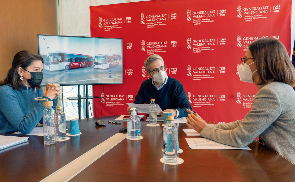 El conseller Arcadi España durante la reunión con la secretaria autonómica de Transporte. 