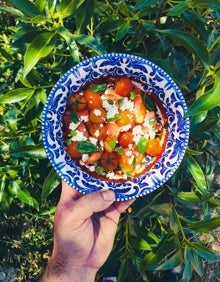 Imagen secundaria 2 - Arriba, arroz negro de rape con almejas de la arrocería Cala Queralt. Abajo a la izquierda, arroz de marisco con gamba rayada. Abajo a la derecha, ensalada del restaurante hecha con tomates de la cercana Marjal de Almardá 