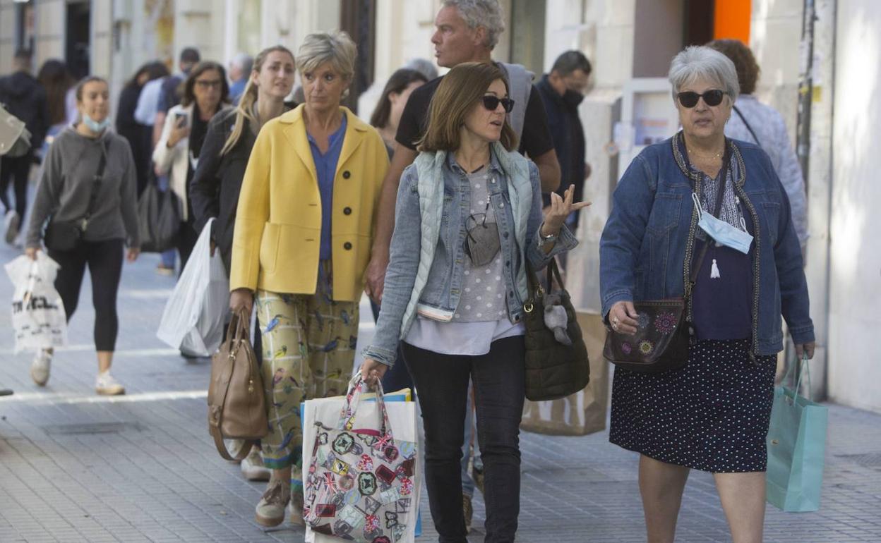 Varias personas caminando por Valencia. 