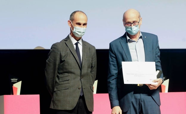 Imagen principal - El director de LAS PROVINCIAS, Jesús Trelis hace entrega del premio a la empresa ADM Biopolis. Los galardonados y el director de Polymer Char, Benjamín Monrabal, recogiendo el premio . 