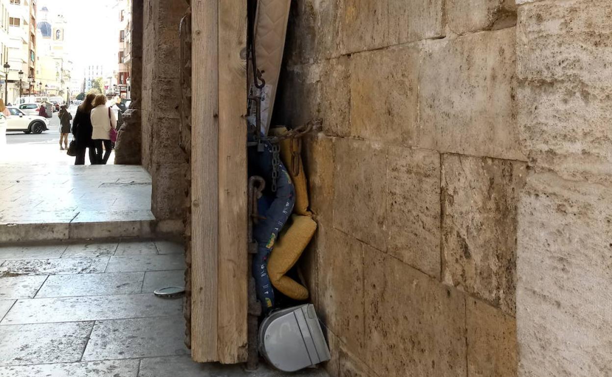 Una de las puertas de las torres, repleta de enseres este martes. 