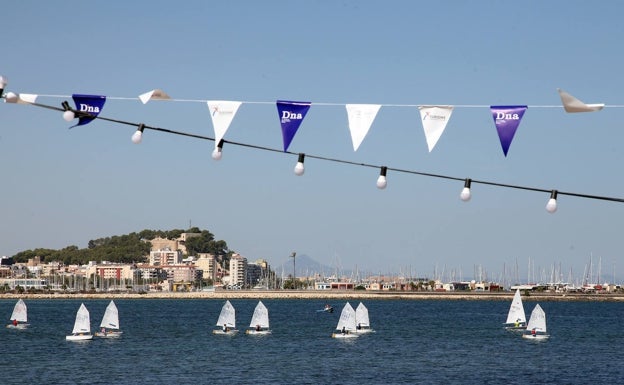 Banderines de las primeras ediciones del D*na, con el mar y el castillo de Dénia al fondo. 