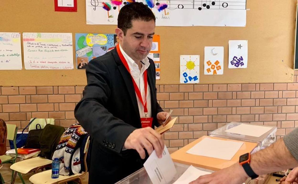 El alcalde de alcoi, Toni Francés, deposita su voto en una jornada electoral. 