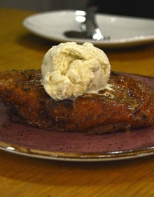 Imagen secundaria 2 - Montadito de solomillo ibérico, bravas y torrija con helado de vainilla.