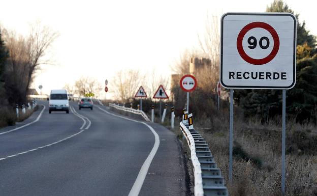 Límite de velocidad en una carretera. Ya no se podrá sobrepasar, ni siquiera para adelantar. 