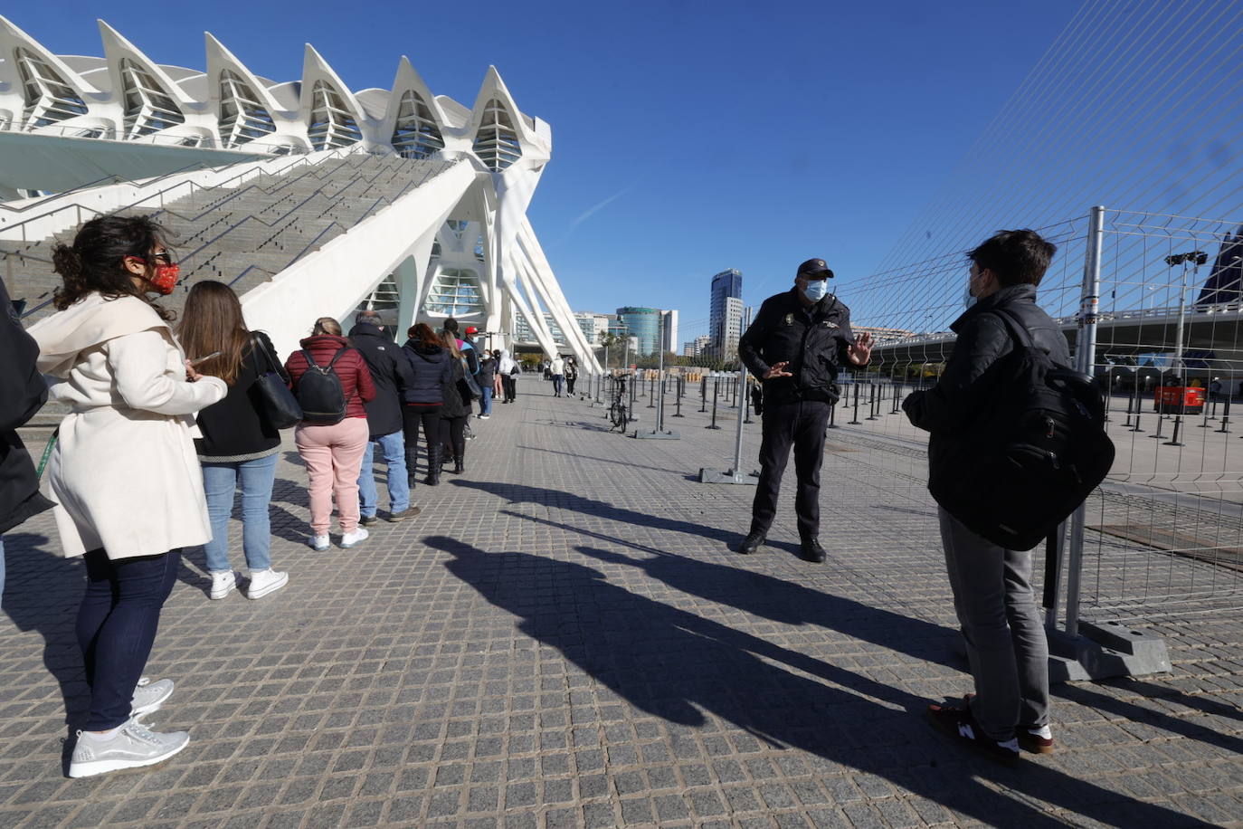 Cientos de personas han hecho cola este viernes por la mañana para vacunarse en el punto de vacunación móvil instalado en la Ciudad de las Artes y las Ciencias con motivo del Maratón Valencia. El interés por obtener el pasaporte Covid para viajar o acceder a negocios hosteleros y las demoras para tener cita en Atención Primaria ha disparado la asistencia. 