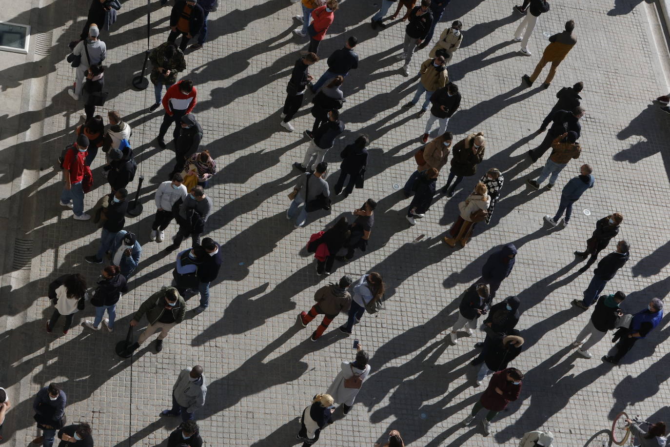 Cientos de personas han hecho cola este viernes por la mañana para vacunarse en el punto de vacunación móvil instalado en la Ciudad de las Artes y las Ciencias con motivo del Maratón Valencia. El interés por obtener el pasaporte Covid para viajar o acceder a negocios hosteleros y las demoras para tener cita en Atención Primaria ha disparado la asistencia. 