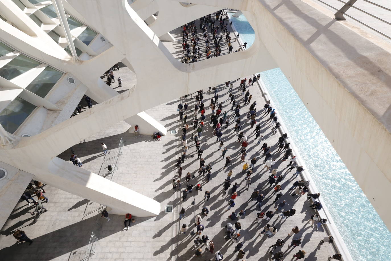 Cientos de personas han hecho cola este viernes por la mañana para vacunarse en el punto de vacunación móvil instalado en la Ciudad de las Artes y las Ciencias con motivo del Maratón Valencia. El interés por obtener el pasaporte Covid para viajar o acceder a negocios hosteleros y las demoras para tener cita en Atención Primaria ha disparado la asistencia. 