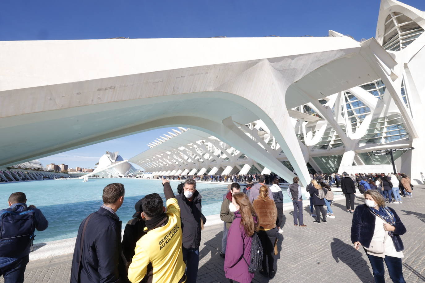 Cientos de personas han hecho cola este viernes por la mañana para vacunarse en el punto de vacunación móvil instalado en la Ciudad de las Artes y las Ciencias con motivo del Maratón Valencia. El interés por obtener el pasaporte Covid para viajar o acceder a negocios hosteleros y las demoras para tener cita en Atención Primaria ha disparado la asistencia. 