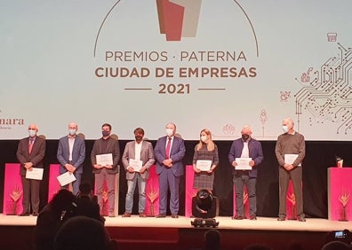 Imagen secundaria 1 - El director de LAS PROVINCIAS, Jesús Trelis hace entrega del premio a la empresa ADM Biopolis. Los galardonados y el director de Polymer Char, Benjamín Monrabal, recogiendo el premio . 