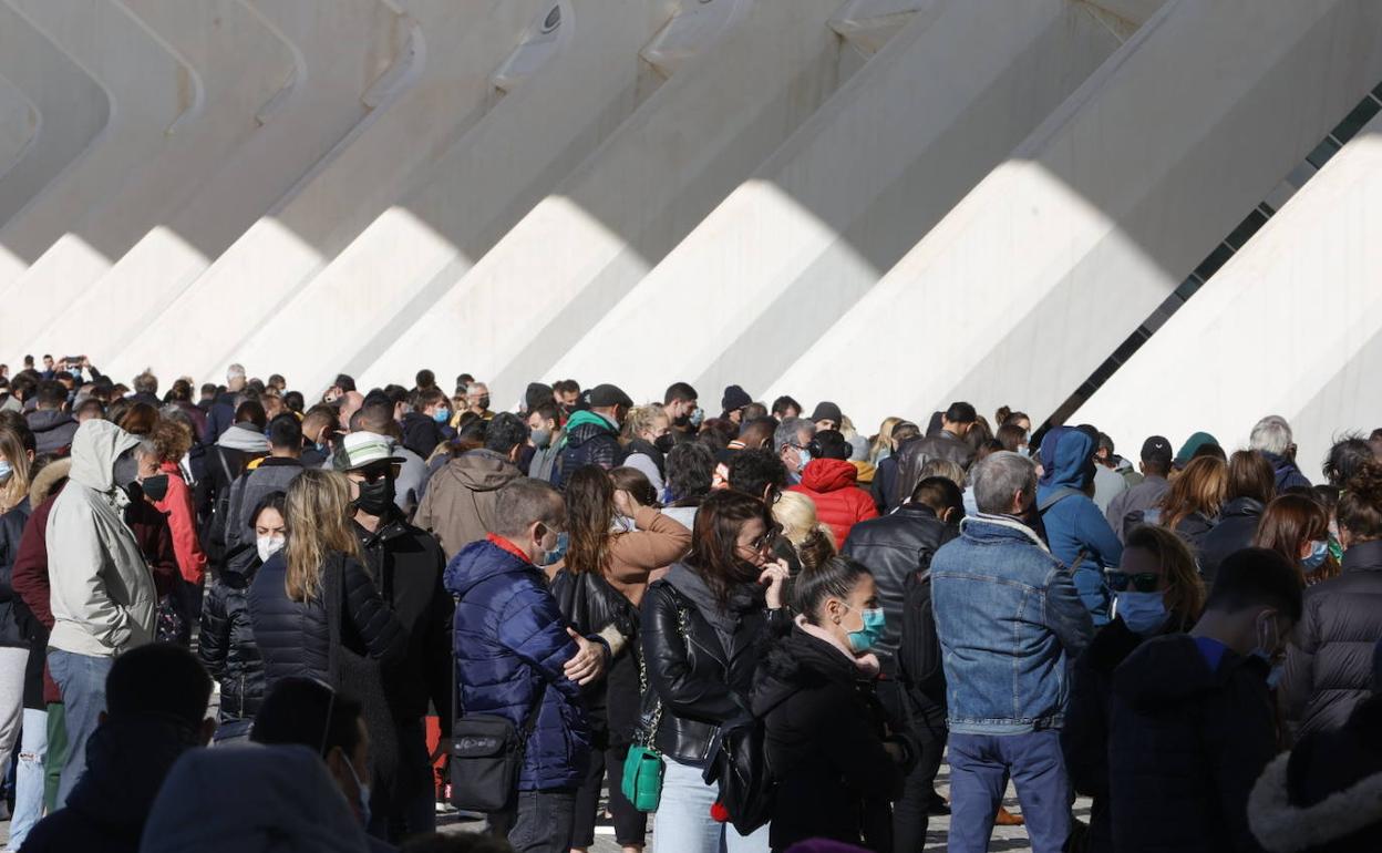 Colas con motivo de la inminente entrada en vigor del pasaporte covid. 