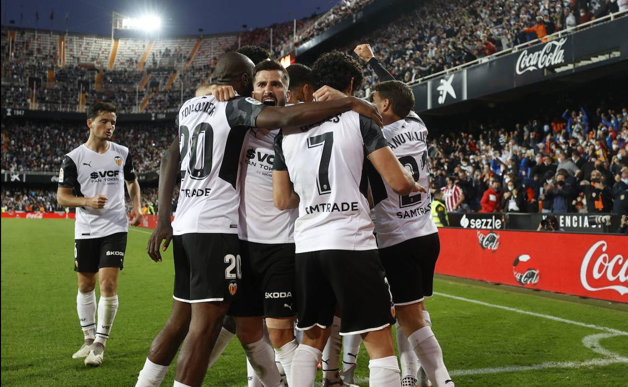 Los jugadores del Valencia celebran un gol contra el Atlético de Madrid