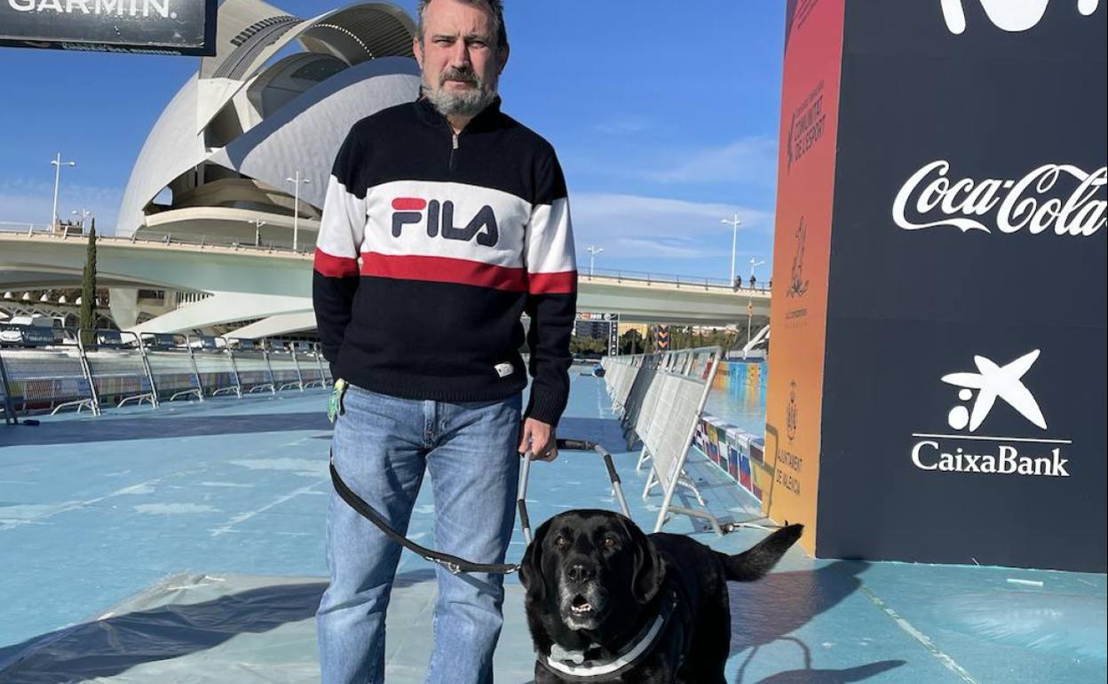 Juan Antonio Menor posa con 'Angel', su perra guía. 