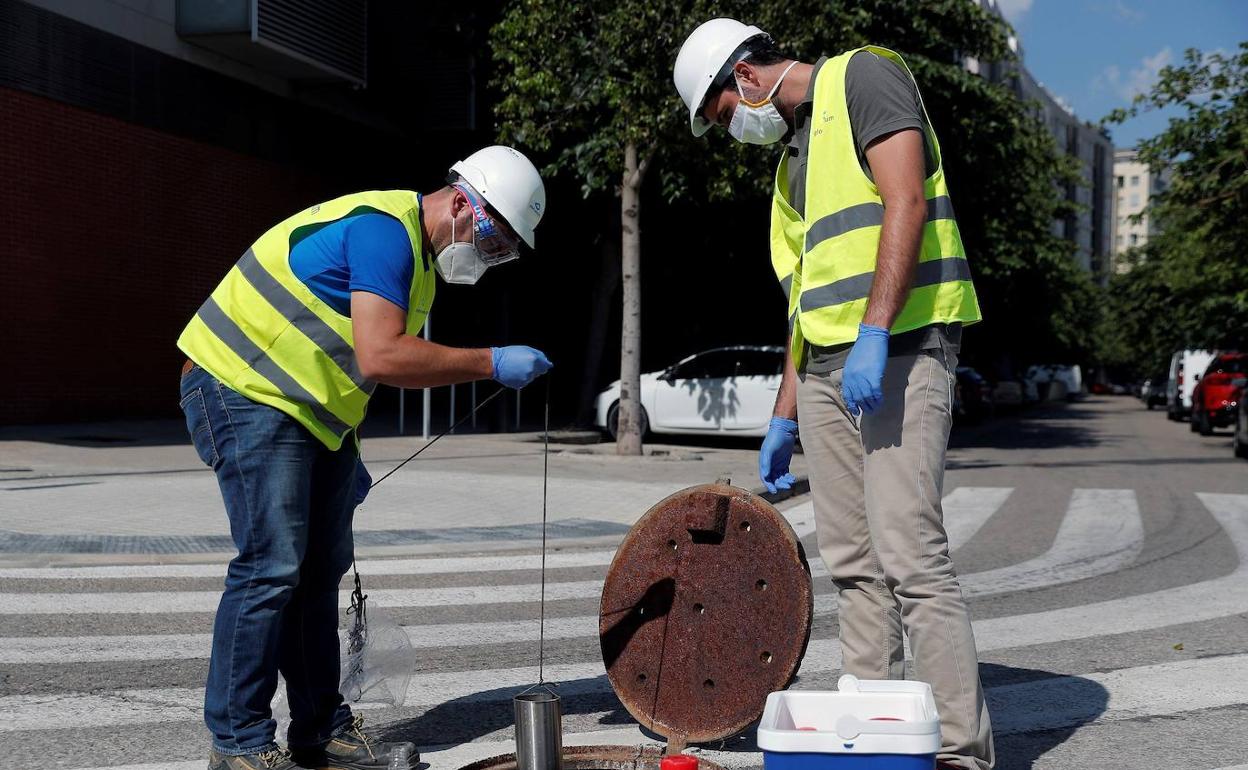 Toma de muestras en el alcantarillado de Valencia. 