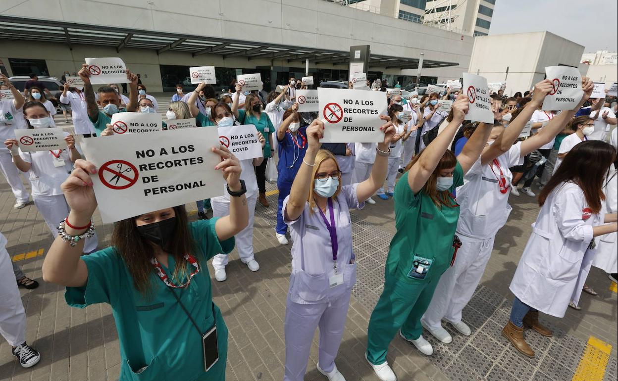 Personal sanitario protesta por el recorte de refuerzos Covid decretado en mayo.