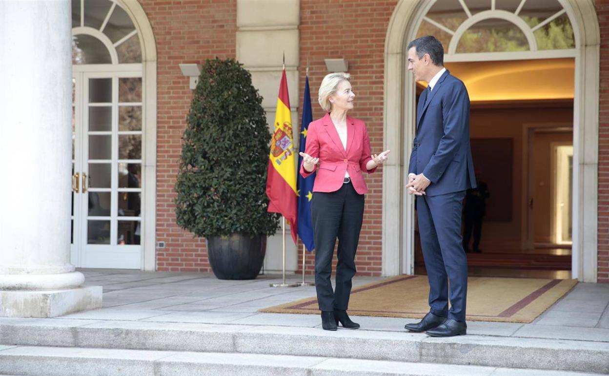 El presidente del Gobierno, Pedro Sánchez, junto a la presidenta de la CE, Ursula Von der Leyen. 