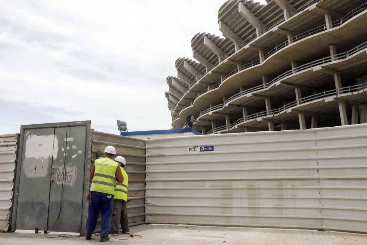 Dos operarios en el nuevo Mestalla. irene marsilla
