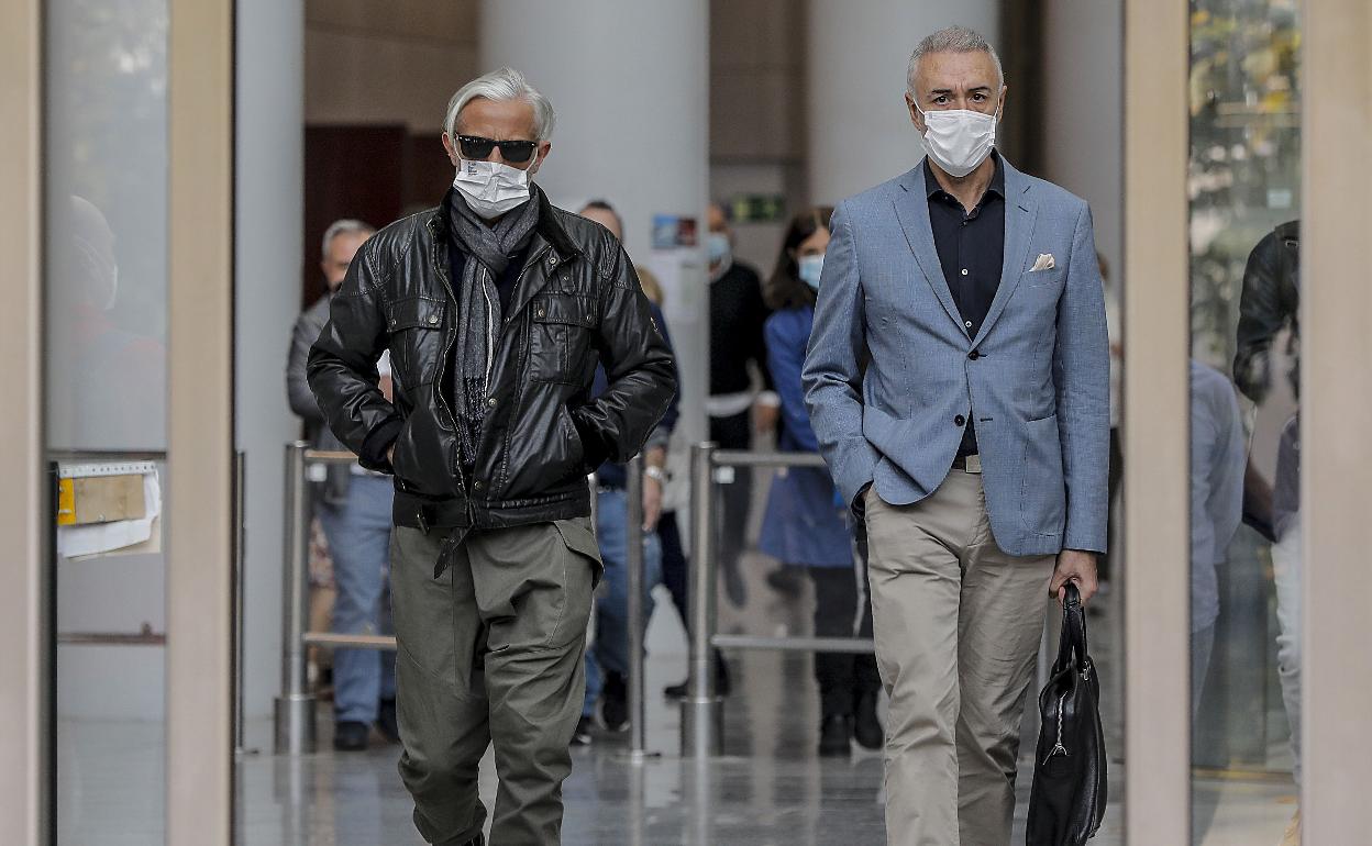 Marcos Benavent, junto a su nuevo letrado, en la Ciudad de la Justicia de Valencia. 