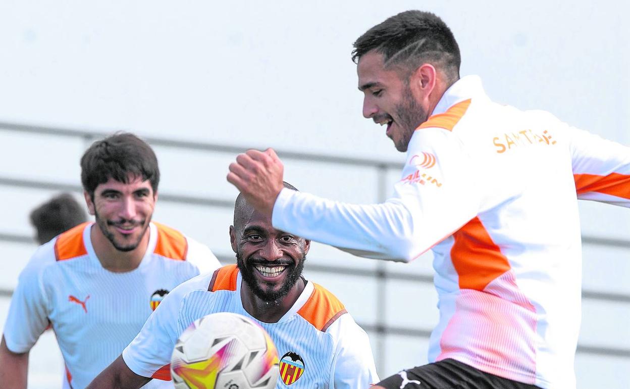 Maxi Gómez, durante un entrenamiento junto a Carlos Soler y Foulquier