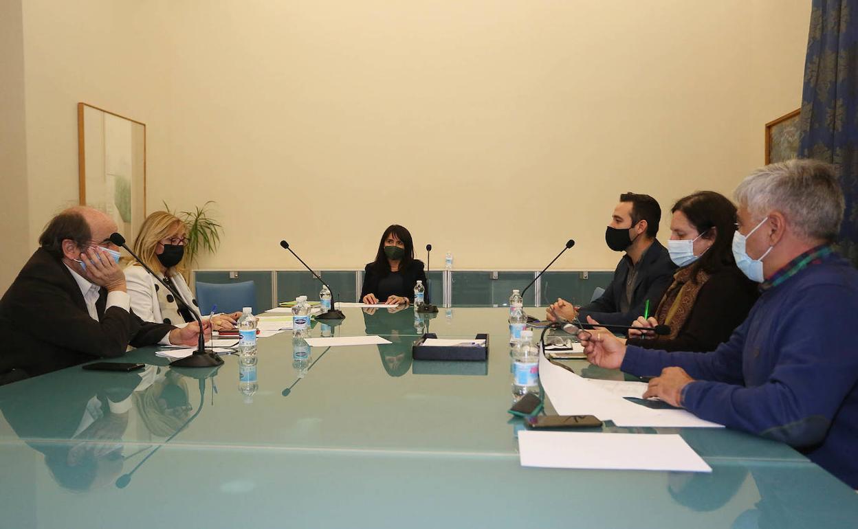 Reunión del jurado de los Premios Miguel Hernández. 