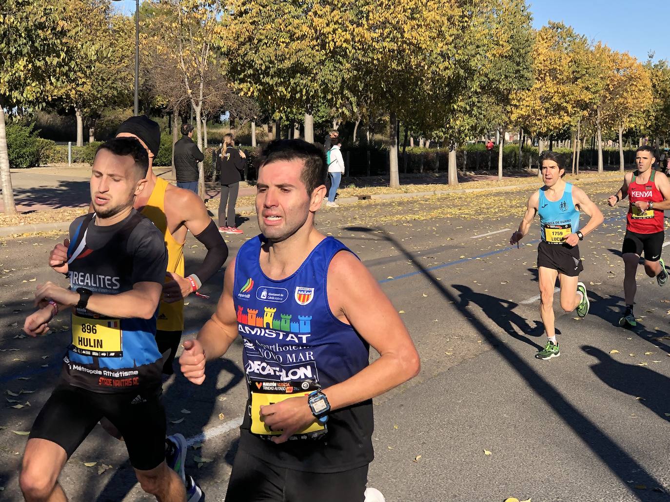 14.000 corredores hacen frente a una dura jornada marcada por las rachas muy fuertes de viento