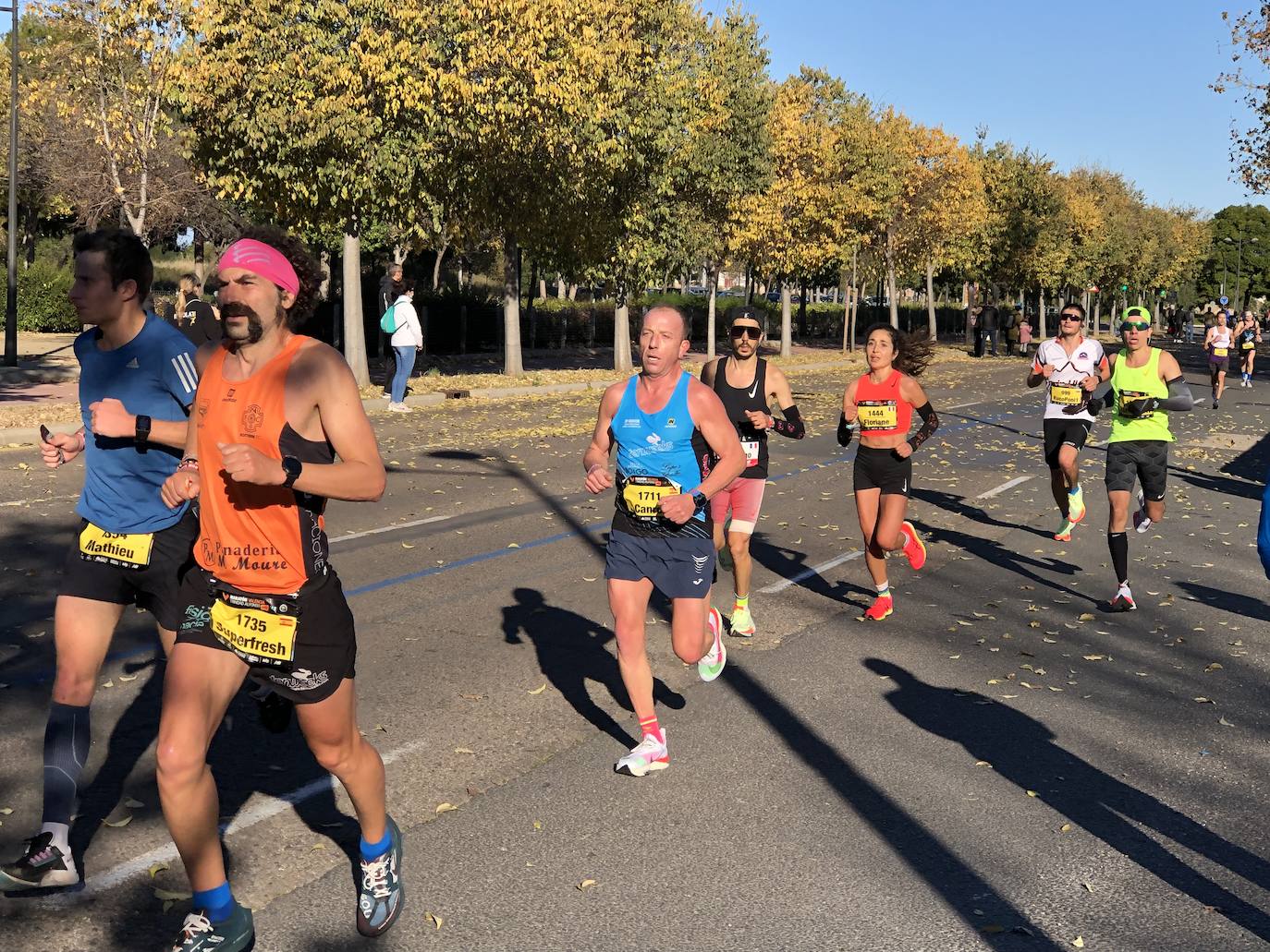 14.000 corredores hacen frente a una dura jornada marcada por las rachas muy fuertes de viento